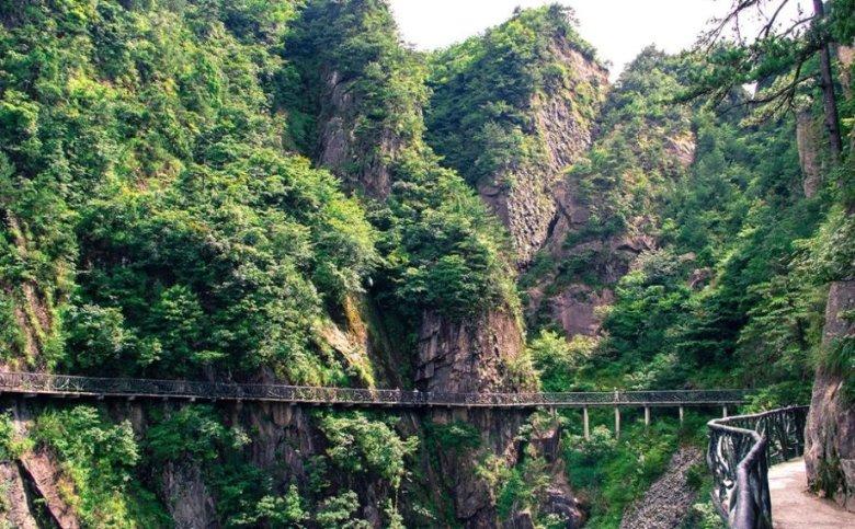 逃离荒废的戏院